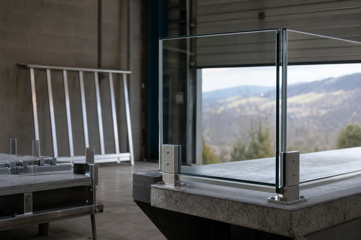 Garde-corps en verre feuilleté sur pinces fixé au nez de dalle d&rsquo;une terrasse