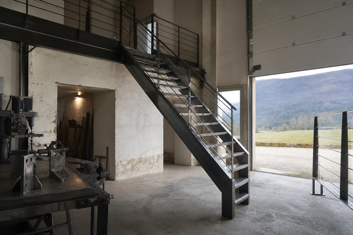Escalier métallique sur mesure posé dans un local d&rsquo;activité rénové