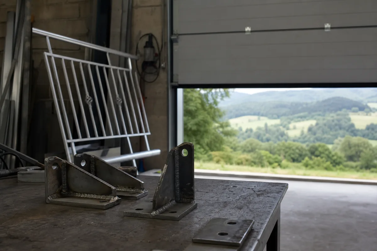 Porte industrielle : sectionnelle, rapide ou rideau, comment choisir